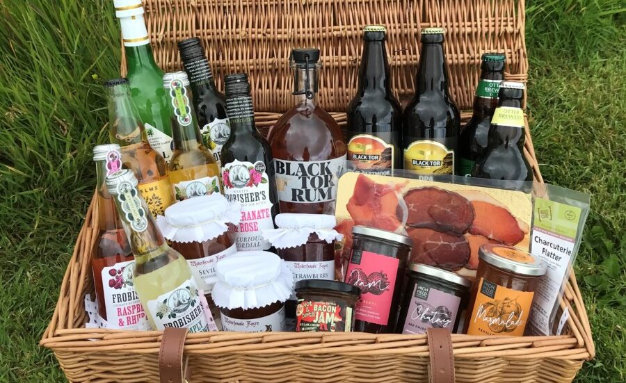 Open wicker hamper with food and drinks