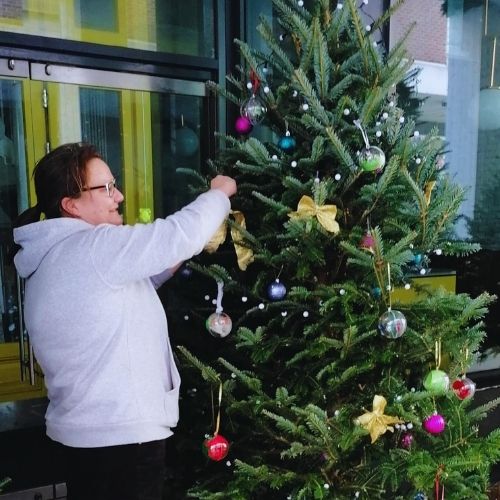 Harriet decorates christmas tree